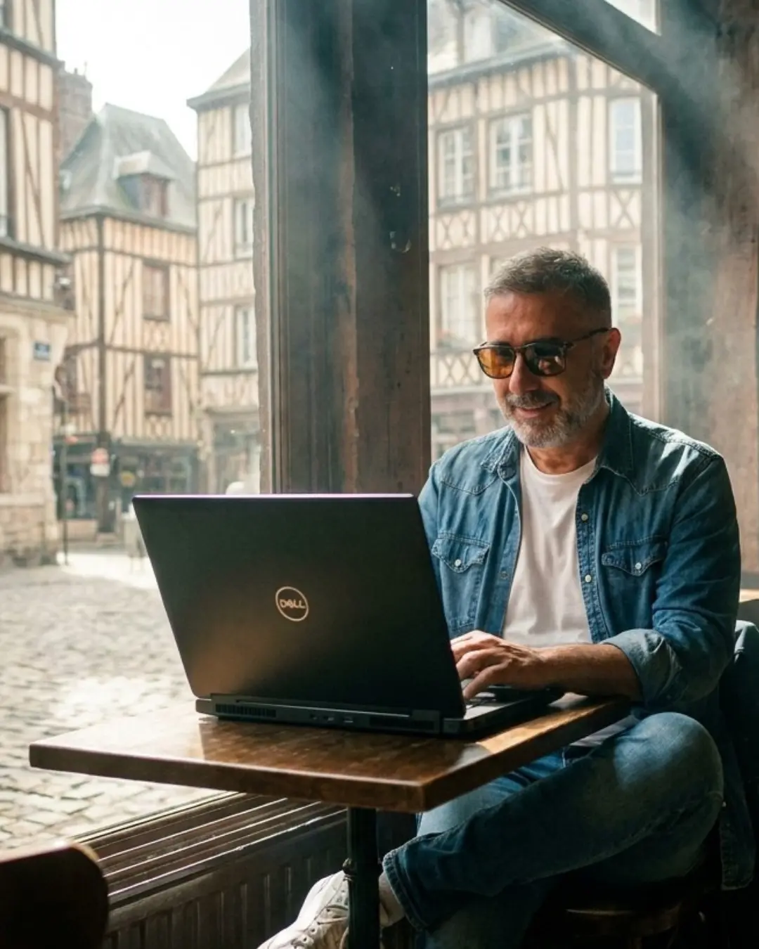 Christophe Moutier, consultant SEO local à Rouen, au travail dans le Vieux-Rouen